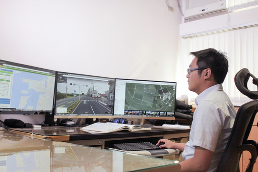 中國文學系余風助理教授長期關注臺灣公路,透過各種工具認識道路。(照片/大愛電視臺提供)
