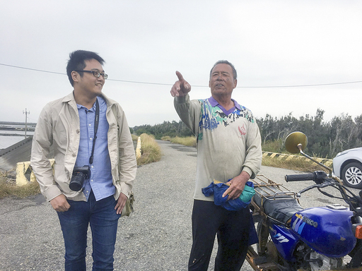 中國文學系余風助理教授(左)長期關注臺灣公路,日前與大愛電視臺合作「島嶼路」節目臺17線,圖為余老師在節目中與當地人互動。(照片/大愛電視臺提供)