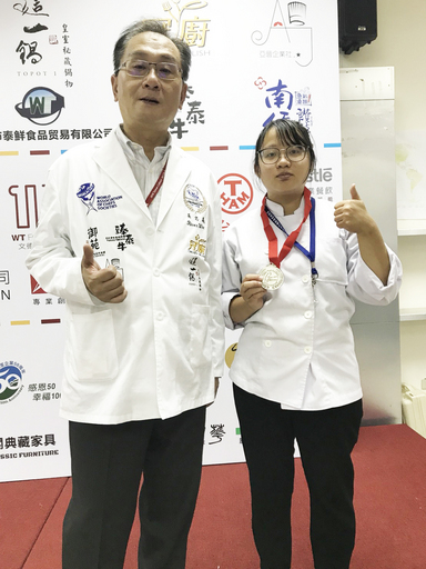 景文科大餐飲系學生蔡昀臻(右)參賽西餐現場烹調項目,榮獲1銀1銅佳績。