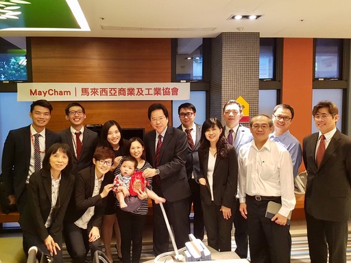 馬來西亞商業及工業協會理事長拿督劉康捷 (右七) 號召協會理事一同探視「右心寶寶」陳啟恩,並致贈福氣紅包給其母親王樂寧 (左六),支助啟恩醫療費用。