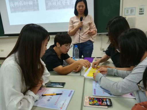 健行科大魏素足老師帶領TA進行活動。