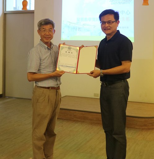 亞大學務長張少樑(右)致贈感謝狀給國立暨南國際大學副校長江大樹。