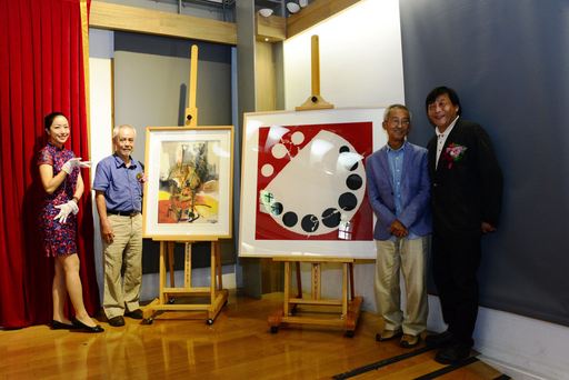 李仲生基金會詹學富(右二)、鐘俊雄與〈作品057〉、陳庭詩基金會劉高興及〈日與夜_10〉於記者會合影