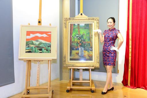 國美館與中華郵政推出「臺灣近代畫作郵票(107年版)」_圖為林之助〈暮紅〉(左)、廖德政〈窗邊〉(右)