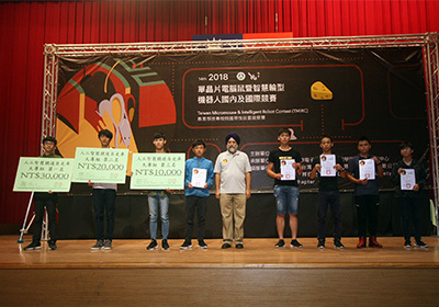龍華科大獲得「競速自走車」大專組第1、2名及國際組第1名。