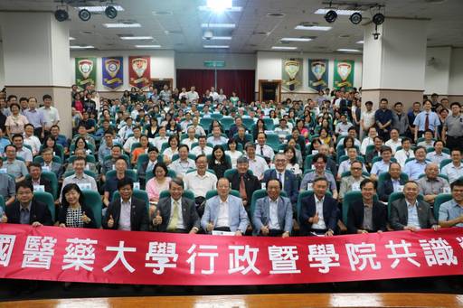 107學年度行政暨學院共識營大合照。