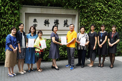 泉佑開發、科博苑社區捐贈弱勢助學基金給大葉大學(左五侯雪娟主秘)