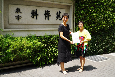 大葉大學學務長黃娟娟(左)致贈感謝狀給科博苑社區代表(右)