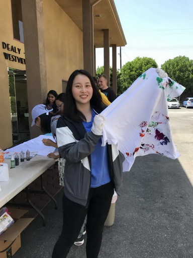 南華大學菁英學子海外追夢,王佩琪同學獲教育部獎學金赴美國西來大學拿「2+2雙學位」。王佩琪在美國參加學生會舉辦的彩繪活動。