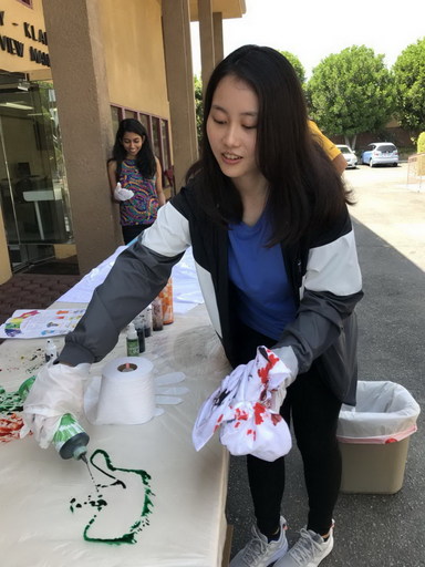 南華大學菁英學子海外追夢,王佩琪同學獲教育部獎學金赴美國西來大學拿「2+2雙學位」。王佩琪在美國參加學生會舉辦的彩繪活動。