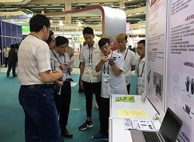 化材系宋大崙老師帶領五專學生團隊,向廠商介紹「手持式真空封口機」操作方法。
