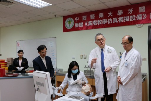傅立志院長介紹《高階教學仿真模擬設備》。