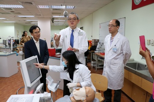 傅立志院長說明《高階教學仿真模擬設備》功效。