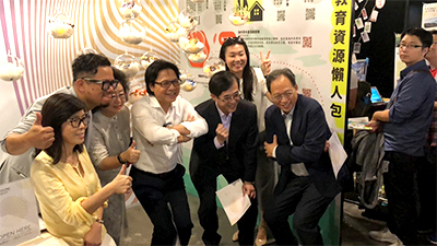 臺藝大圖文系「教育丸子」獲「雜學校」影響力獎,蒞臨展位參觀的貴賓包含教育部葉俊榮部長(佐四)、范巽綠次長(左三)、姚立德次長(左五)、朱楠賢主任秘書(右一)以及雜學展創辦人蘇仰志(左二)等。