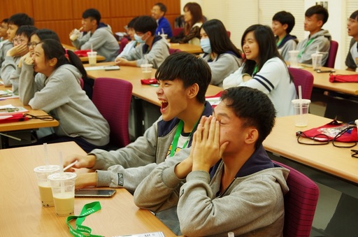 華梵大學張鴻彬教授說明手機就是一台很好的相機,輕鬆有趣的上課方式讓及人學生如沐春風,笑聲不斷,同時,教授用淺顯易懂的綱要解說腳本編寫與鏡頭語言的效果,「鏡頭的使用,就是講一個故事」。