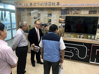 龍華科大校長葛自祥向來賓說明學校優質辦學特色及成果分享。