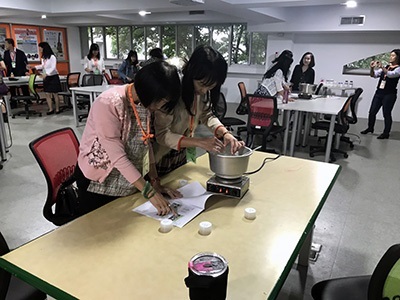 桃園市家長會長協會及龜山區各級學校校長,在樂活中心體驗化妝品DIY教學。