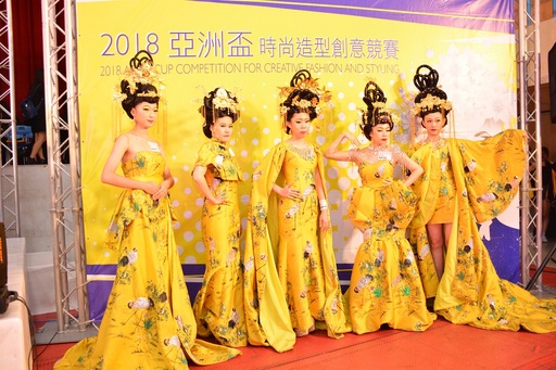 成采霓 、胡心柔、李曉風三位同學獲得A6.時尚創意彩妝造型團體組(真人)組冠軍