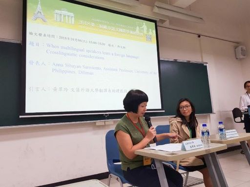 新聞圖說5:菲律賓大學歐洲語文系Anna Marie Sibayan-Sarmiento教授(右),與引言人文藻外大翻譯系黃翠玲教授(左)對談。