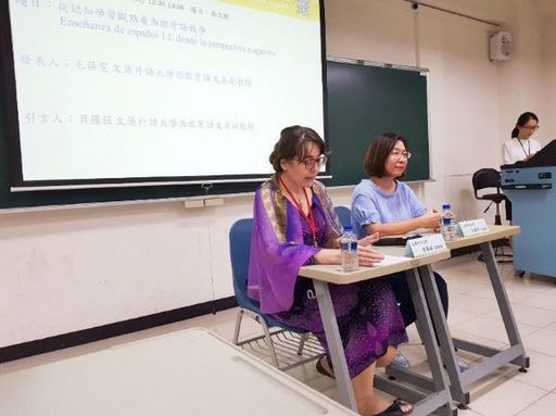 新聞圖說4:文藻外大西文系毛蓓雯教授(右)及引言人貝羅菈教授(左)