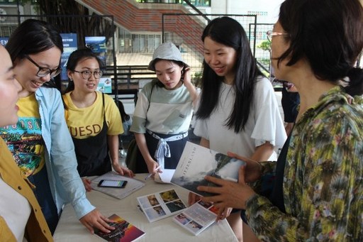 新聞圖說4:英語教學中心成果分享會,學生作品具有質感並且富有創意,值得收藏,大受與會教師稱讚。