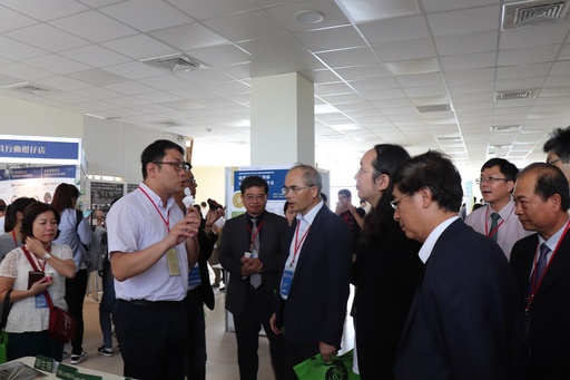 通傳3-高科大蔡匡忠研發長展示地方創生成果(左二蔡匡忠研發長、左三楊慶煜校長、右四國發會曾旭正副主委、右三行政院政務委員唐鳳)