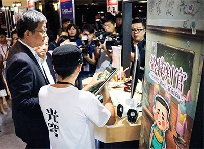 「光穹遊戲」團隊於 Digital Taipei台北國際數位內容交流會,向經濟部工業局官員介紹《螢幕判官》。
