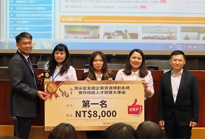 龍華科大管理學院陳榮輝院長(左)頒發大專組「第一名」,由該校企管系吳瑞煜主任(右)指導的粘雅晴、邱霈瑜與劉芸蓁獲獎。