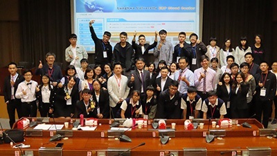 2018第五屆頂尖盃全國企業資源規劃系統實作技能人才競賽,全體選手與指導老師、評審合影。