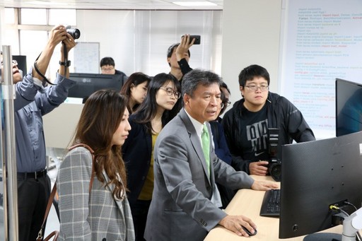 蔡輔仁副校長解說骨齡辨識應用.