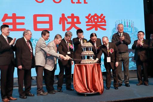 臺北大學校長李承嘉率師長與校友們切蛋糕歡慶69週年校慶