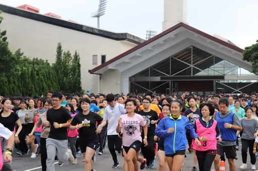 長庚大學舉辦校園路跑,超過千人參與,場面壯觀。