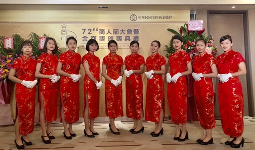中華民國全國商業總會日前辦理第72屆商人節大會,宏國德霖科大應英系禮儀天使,美麗優雅的身影讓與會人士驚豔。
