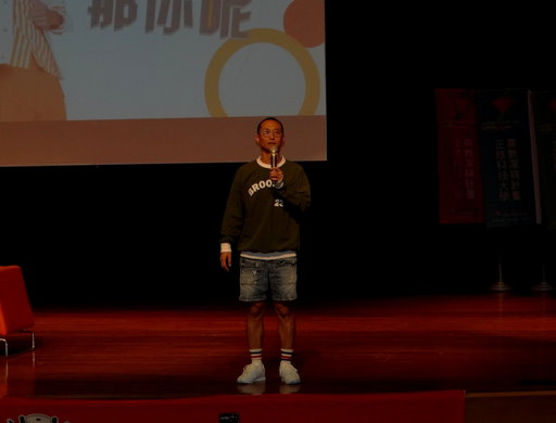 食尚玩家金鐘獎名主持人浩子在百萬好書頒獎開講,引起一陣騷動。