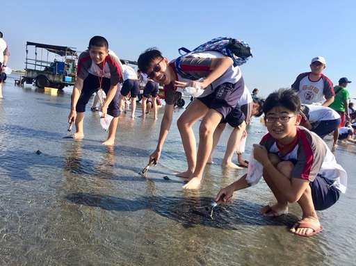及人國中部學生來到彰化西部海岸,開心地跳上在地最具特色的「採蚵車」出遊,前往王功漁港一望無際的潮間帶沙地,除了復育中的蚵田景象壯闊,還有非常豐富的野生蛤蠣,只見學生一個個俯身伸手往水底像尋寶似地到處摸蛤,真正是親身體驗了海洋生態的魅力。