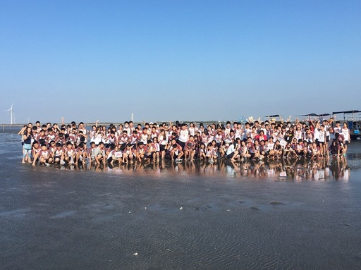 及人本位課程規劃首創「雲端」校區,打破傳統坐在教室埋首於教科書的學習圖像!但與一般旅遊式的戶外教學不同之處,在於以「跨域學習,遊學台灣」為學習核心,從各學科領域切入探討台灣各地區專題研究,奠定堅實先備知識之後,再走出教室將學習場域轉換成真實可感的台灣天地!
