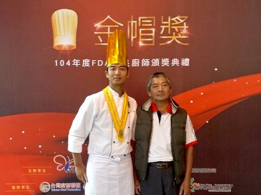湯淯甯(左)當年受到父親鼓勵走上總鋪師之路。(義守大學提供)