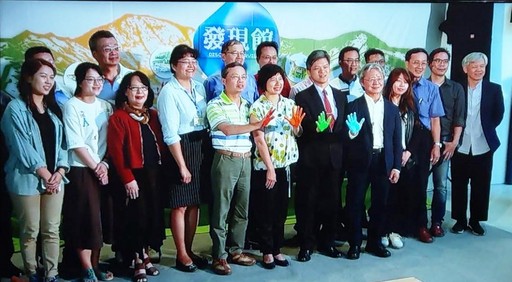 鄭月妹老師(左三)與發現館的另五位藝術家在后里馬場森林園區參加開幕記者會。(照片/鄭月妹老師提供)