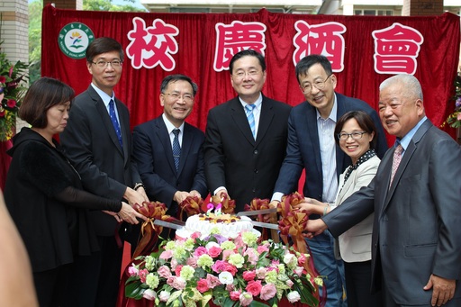 與會貴賓切校慶生日蛋糕祝賀
