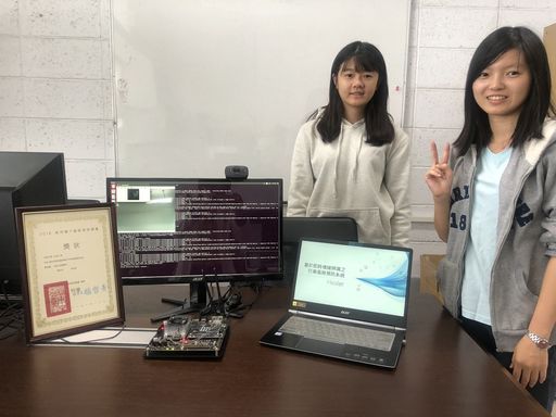 元智大學資工系四年級學生蔡昕芸及吳悅琳,參加2018車用電子創新發明競賽,榮獲第一名佳績