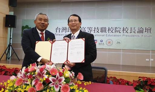 羅仕鵬校長與印尼 Prof. Dr. Herri 共同簽定合作意向書