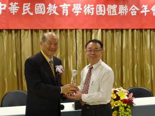 宏國科大蘇金豆教授(圖右)日前由總統府國策顧問黃昆輝(圖左)手中接獲學術成就木鐸獎。