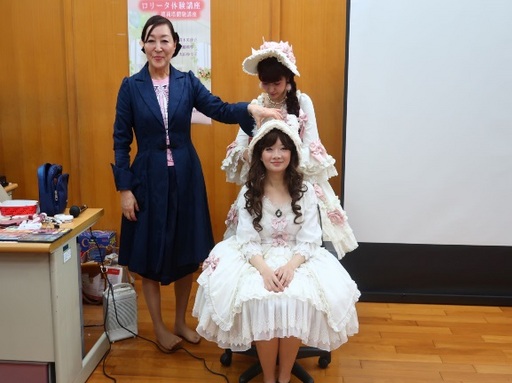 新聞圖說2:太田ゆう子小姐(左)與青木美紗子小姐(右後)親自為學生進行蘿莉塔妝髮打扮