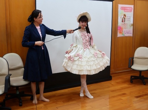 新聞圖說3:青木美紗子小姐親自示範蘿莉塔拍照姿勢