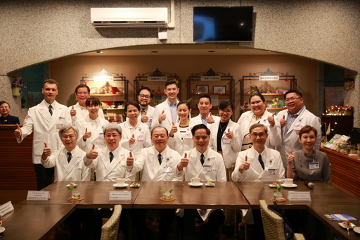 花蓮慈院搭起醫療橋樑,針對血癌的骨髓移植、中西醫合療與骨科微創技術為重點醫療訓練計畫,協助首梯菲國醫衛人才培訓,進行專業臨床經驗交流。
