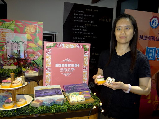 黃維佑製作出樸拙溫潤的手工皂及保養品。