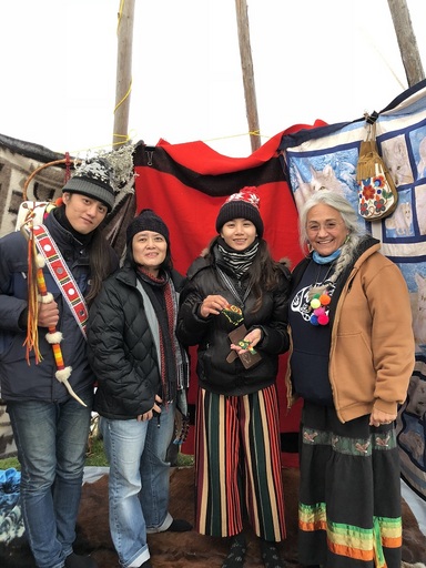 第一民族Seven Generations 教育機構的秋收活動參與師生於傳統帳篷內學習口述歷史與水的知識。(左起族文系學生Kulas Umo、謝若蘭教授兼中心主任、族文系學生林佳儀、WINHEC共同主席加拿大籍的Laura Horton)