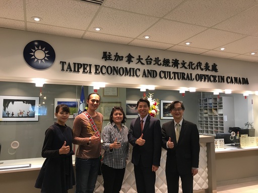 訪團前往加拿大代表處拜會(圖左至右:族文系學生林佳儀、族文系學生 Kulas Umo、謝若蘭教授兼中心主任、陳文儀代表、宋申武組長