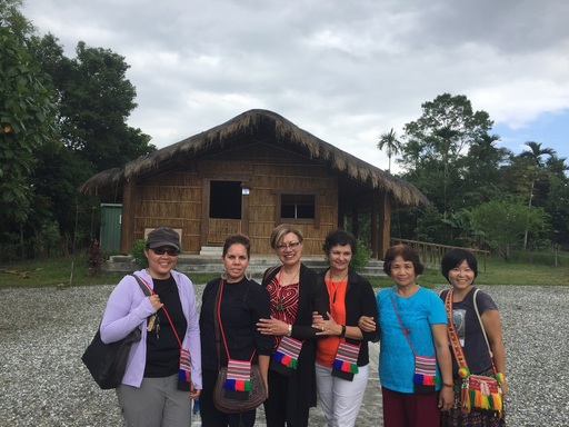 紐澳講者在太巴塱部落kakita’an祖屋前合影(左二:澳洲麥考瑞大學Dr. Margaret Raven,左三:紐西蘭梅西大學Dr. Doris Kaua,右三:紐西蘭阿灣紐阿連基毛利大學Dr. Miriama Posthlewaite)