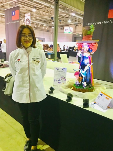 劉姿伶製作杏仁膏以「木偶愛麗絲」作品獲得銀牌。